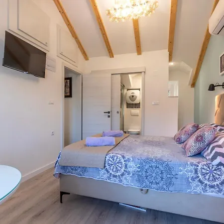 Old Town & Ela Place 3*
