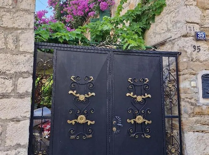 Old Town & Ela Place Гостевой дом Сплит