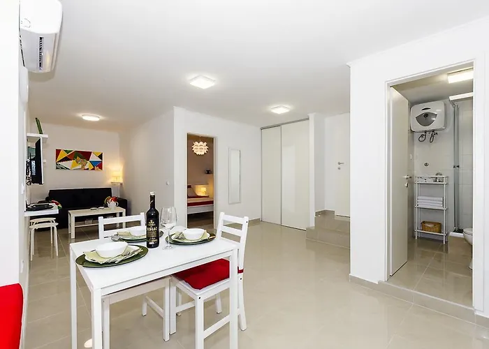 Гостевой дом Old Town & Ela Place 3*