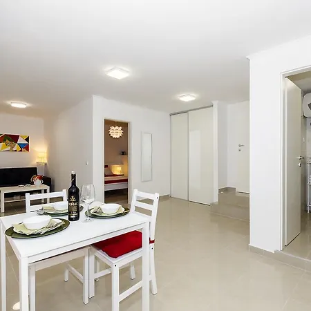 Πανσιόν Old Town & Ela Place 3*