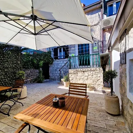 Old Town & Ela Place 게스트하우스 3*